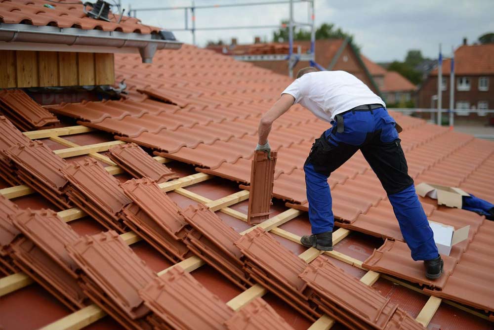 Rénovation de toiture - Patrick toiture 41 : artisan couvreur dans le Loir-et-Cher (41) : Rénovation et réparation de toiture et faîtage. Dépannage urgent de fuite sur toit ! Pose et rénovation de zinguerie : gouttières, chéneaux, tuyau de descente,  bandes de rives, entourage de cheminée, couverture en zinc et bac acier ... Patrick toiture 41 intervient sur BLOIS, LAMOTTE-BEUVRON et dans tout le LOIR-ET-CHER (41)